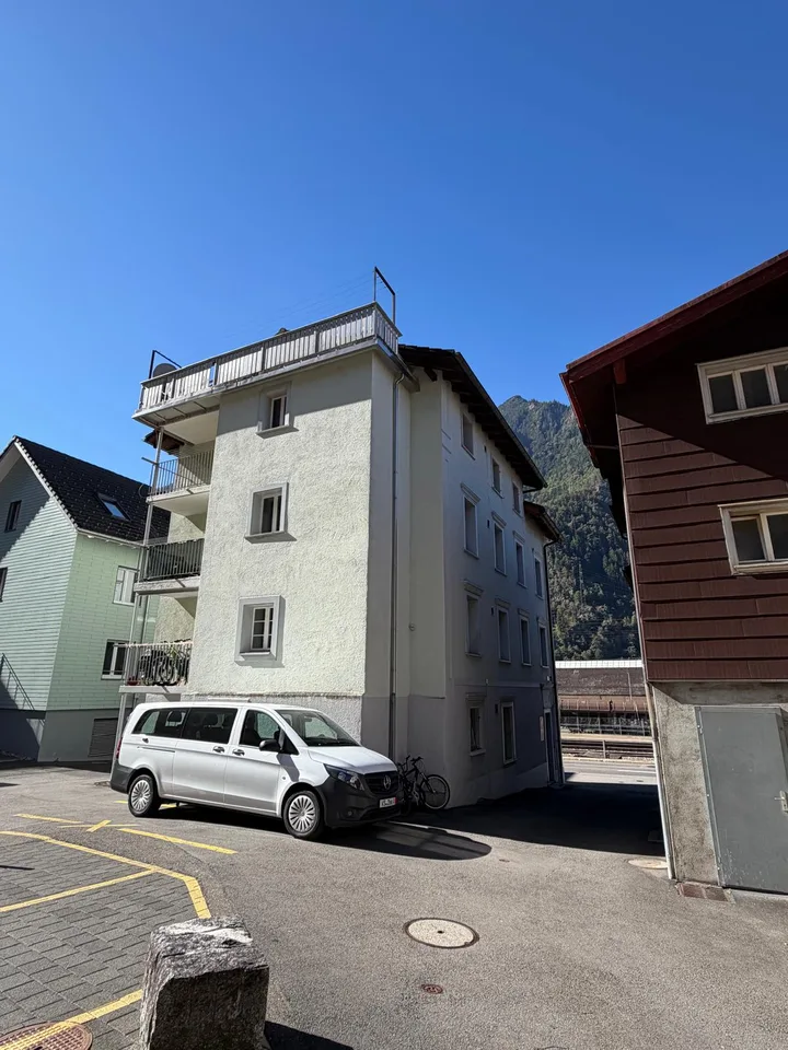 4-Familienhaus nahe Bahnhof Erstfeld – voll vermietet, 2021 modernisiert | Bieterverfahren – Foto 3 von 16