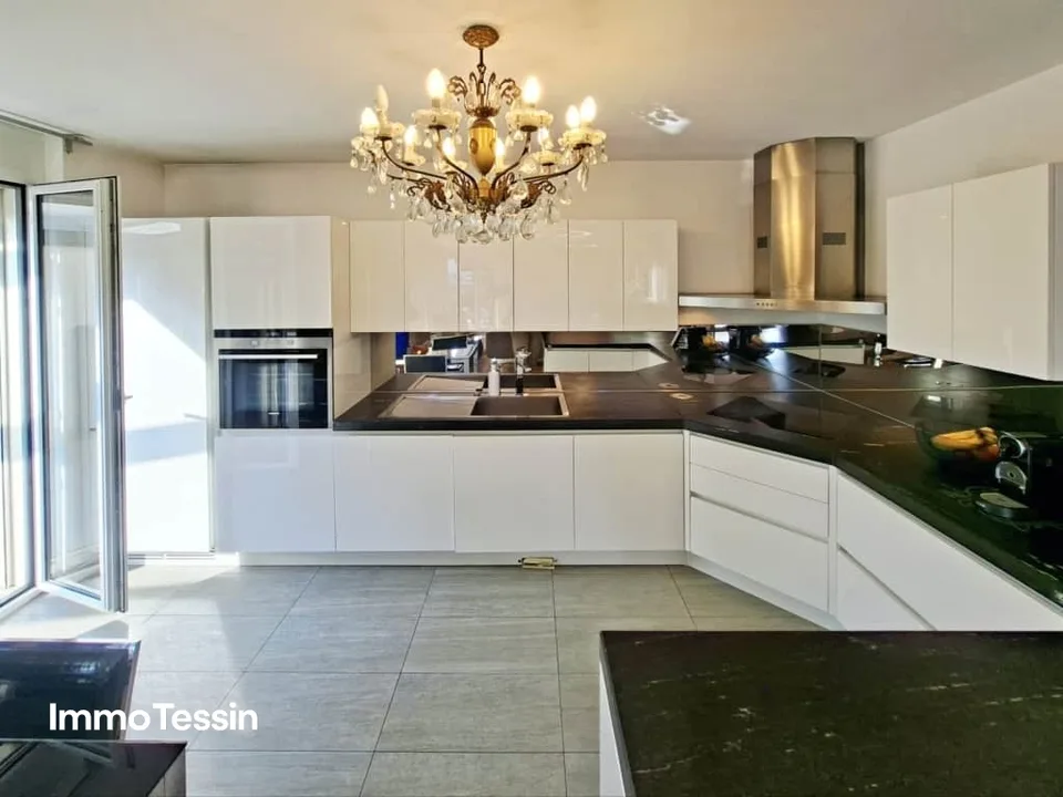 Belle villa à Caslano avec un design moderne, une ambiance élégante et beaucoup d'espace ainsi que 6 places de parking – photo 9 sur 13