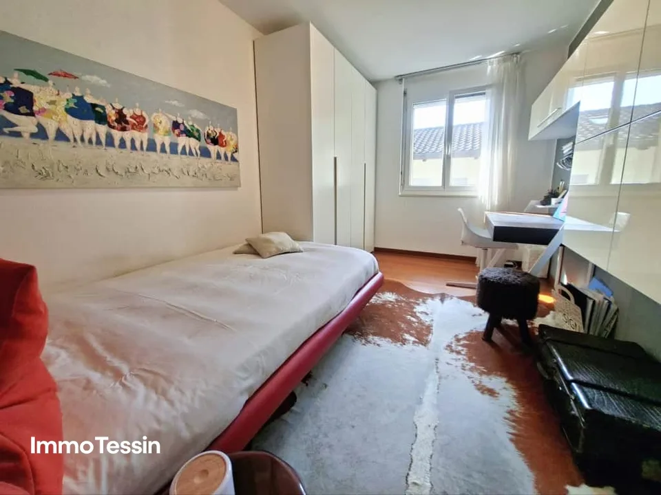 Belle villa à Caslano avec un design moderne, une ambiance élégante et beaucoup d'espace ainsi que 6 places de parking – photo 12 sur 13