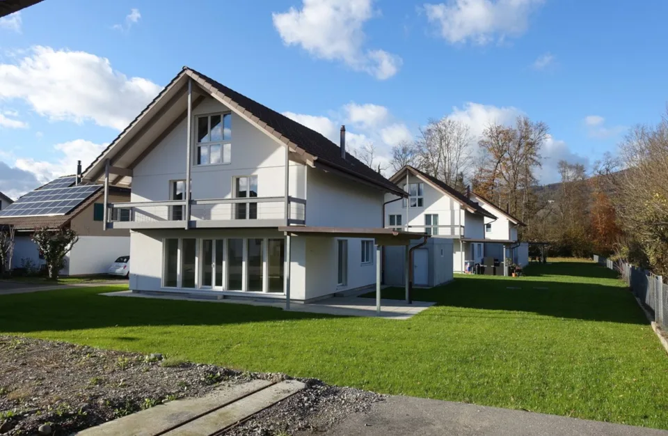 Belle maison unifamiliale 6.5 pièces avec beaucoup de bois – photo 3 sur 21