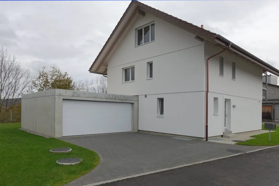 Belle maison unifamiliale 6.5 pièces avec beaucoup de bois – photo 2 sur 21