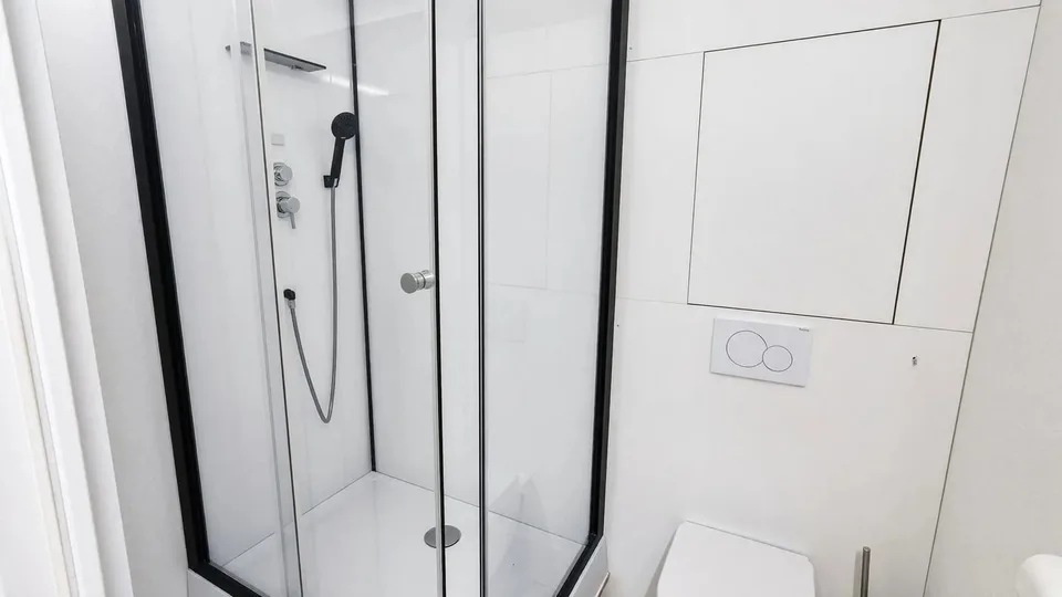 Helle Bürofläche mit 100 m² Nutzfläche in Ried (Muotathal) – Foto 4 von 5