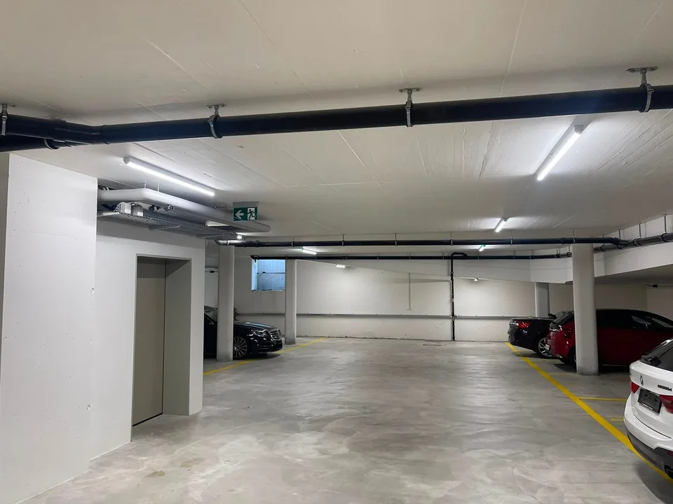 Einstellhallenplatz / Garagenplatz zu vermieten – sicher & zentral gelegen – Foto 2 von 2