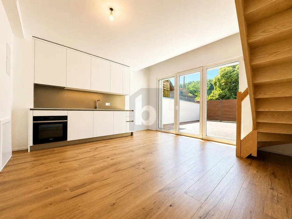 GROßE TERRASSE IN EINEM FRIEDLICHEN RAHMEN – Foto 2 von 5