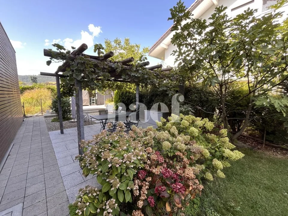 Schönes 6.5-Zimmer-Triplex-Apartment mit Terrasse und Garten – Foto 10 von 11