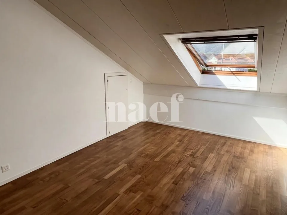 Schönes 6.5-Zimmer-Triplex-Apartment mit Terrasse und Garten – Foto 6 von 11