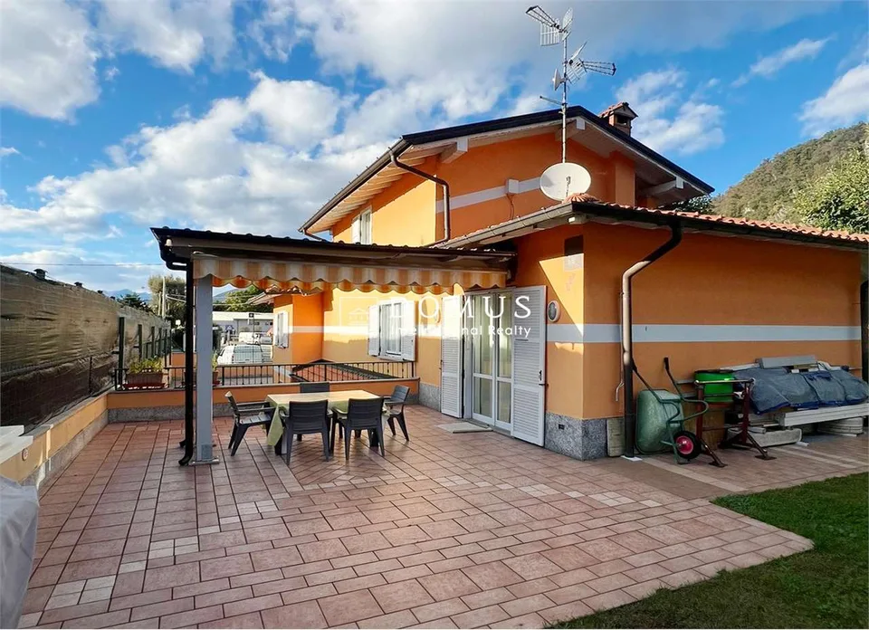 Villa indépendante avec jardin, taverne et garage à Lavena Ponte Tresa – photo 2 sur 13