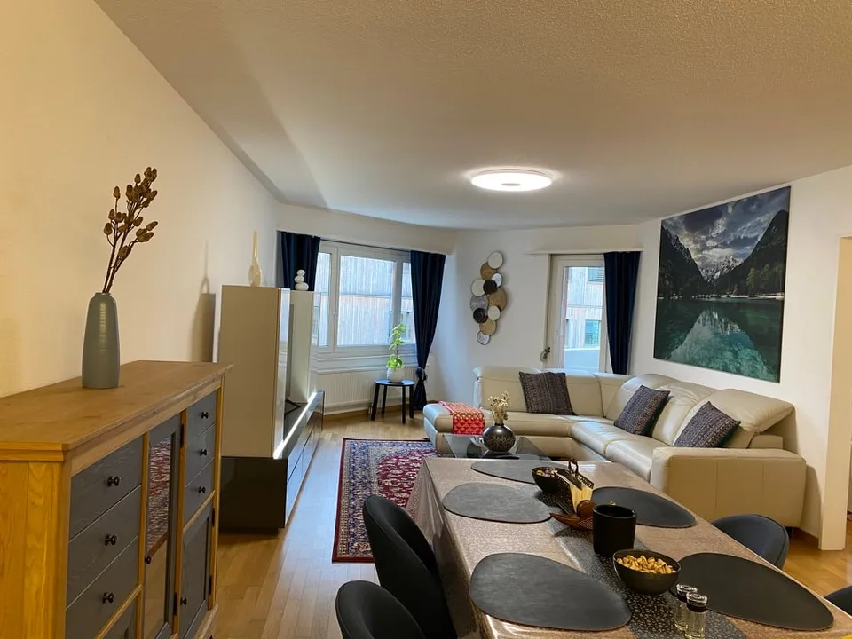 💎 Appartement élégant meublé de 4,5 pièces avec un beau balcon à Seebach – photo 3 sur 30