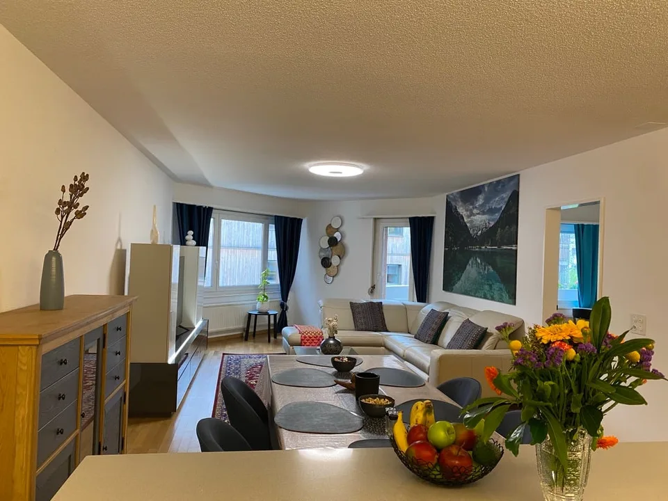 💎 Appartement élégant meublé de 4,5 pièces avec un beau balcon à Seebach – photo 4 sur 30