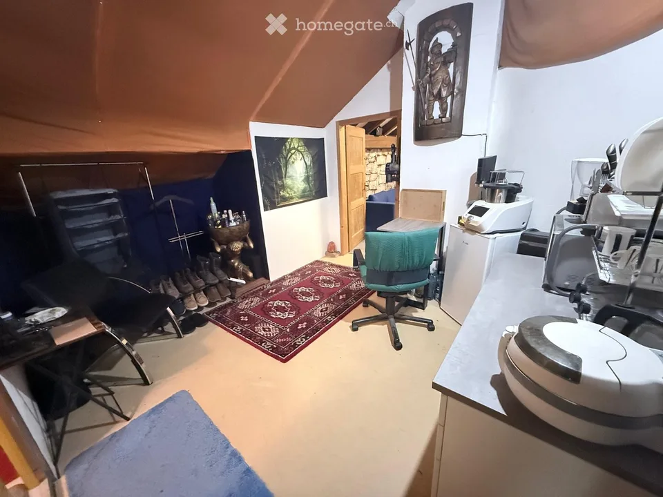 Voll möbliertes 1-Zimmer-Dachgeschoss-Atelier in Bülach. – Foto 4 von 5