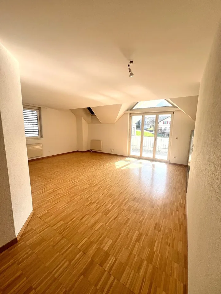 Grosszügige 4.5 Zimmerwohnung an ruhiger Lage und toller Aussicht – Foto 2 von 13