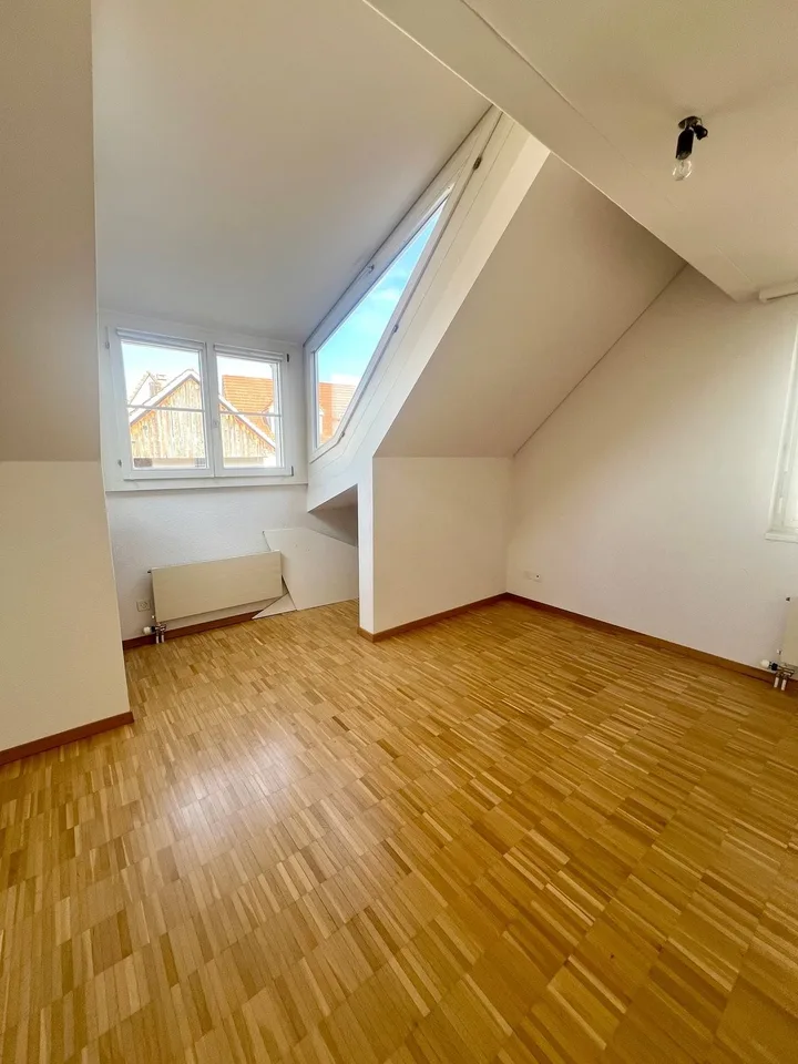 Grosszügige 4.5 Zimmerwohnung an ruhiger Lage und toller Aussicht – Foto 5 von 13
