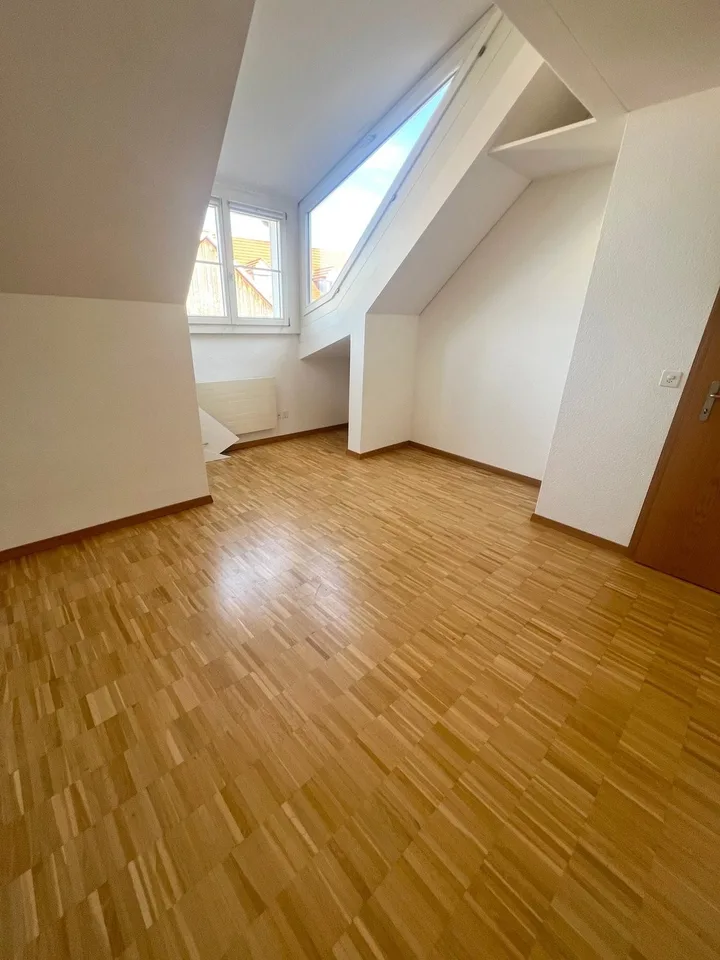 Grosszügige 4.5 Zimmerwohnung an ruhiger Lage und toller Aussicht – Foto 9 von 13