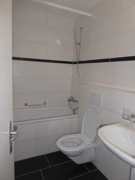 Wunderschöne renovierte 2-Zimmerwohnung mit grossem Balkon – Foto 3 von 7