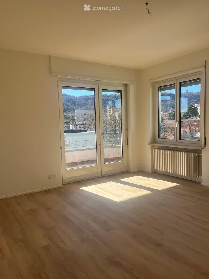 ZONA SCHULEN, STRATEGISCHE LAGE - 4 und 1/2 RENOVIERTE WOHNUNG – Foto 3 von 5
