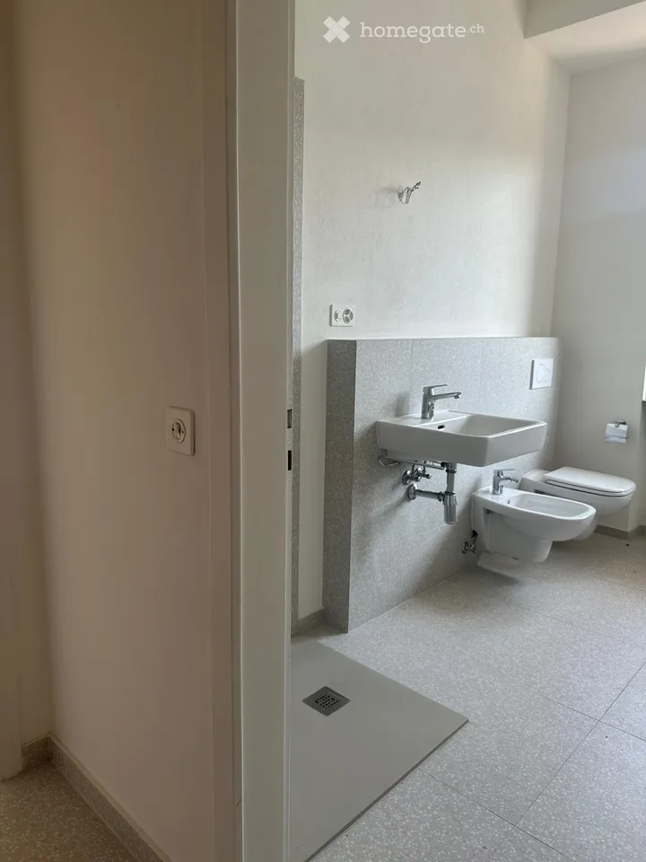ZONA SCHULEN, STRATEGISCHE LAGE - 4 und 1/2 RENOVIERTE WOHNUNG – Foto 4 von 5