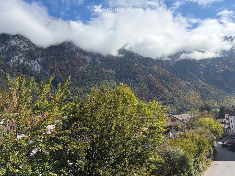 Vivere con vista: appartamento spazioso 4.5 locali con due balconi a Glarus – foto 3 di 13