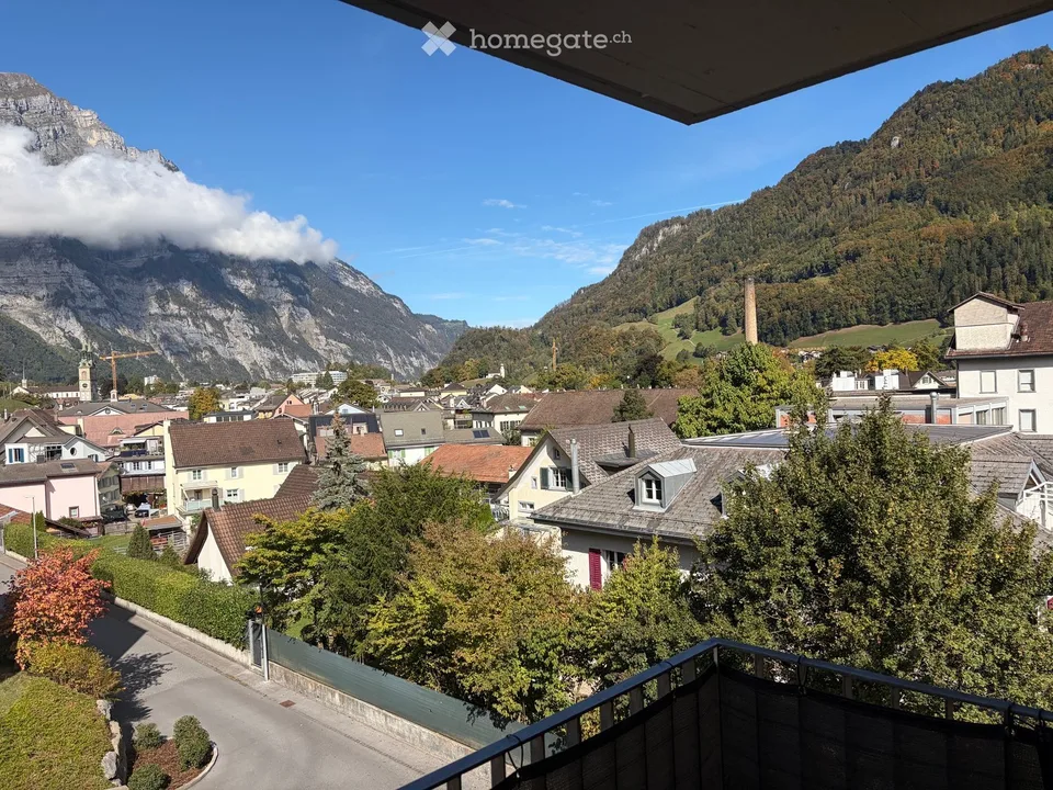 Vivere con vista: appartamento spazioso 4.5 locali con due balconi a Glarus – foto 4 di 13
