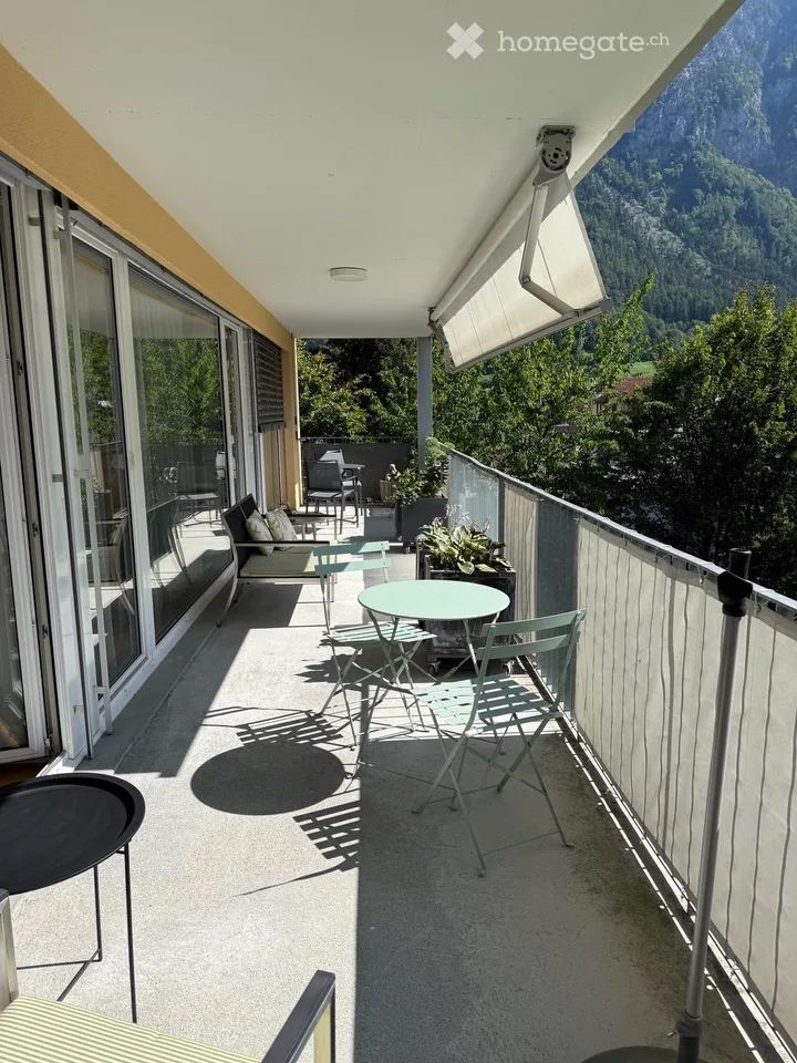 Vivere con vista: appartamento spazioso 4.5 locali con due balconi a Glarus – foto 2 di 13