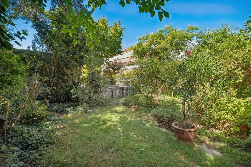 Casa a schiera ben curata con giardino in una posizione tranquilla – foto 6 di 7