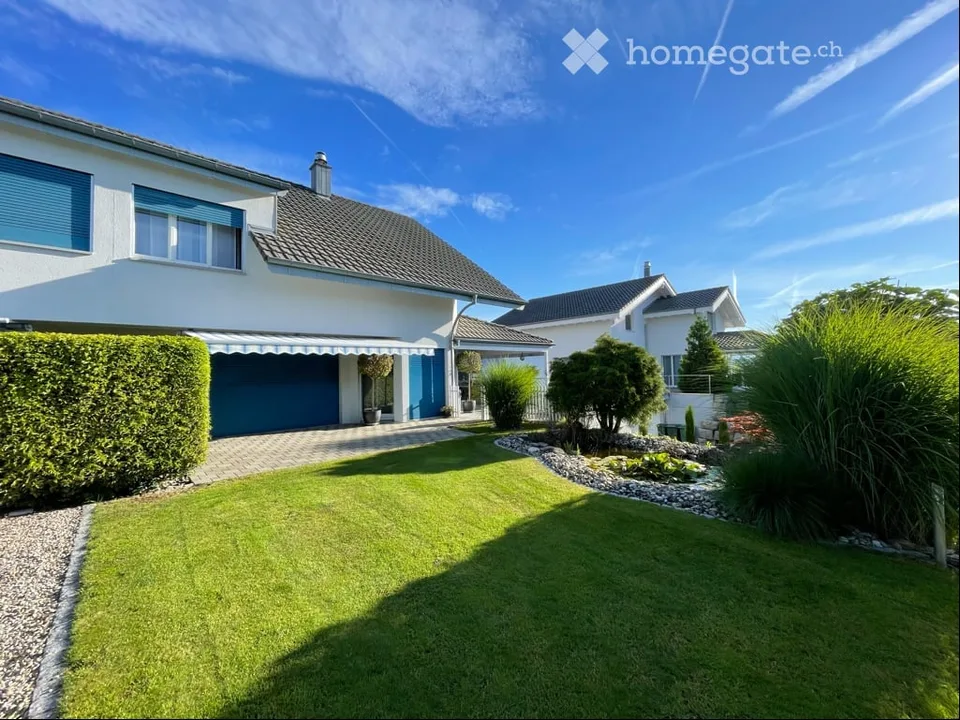 Maison de deux familles charmante dans un endroit calme à Studen BE – 5,5 pièces, garage & jardin bien entretenu – photo 2 sur 5