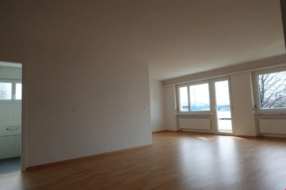Helle 2.5-Zimmer-Wohnung mit Balkon in Lengnau BE – ab sofort verfügbar! – Foto 3 von 5