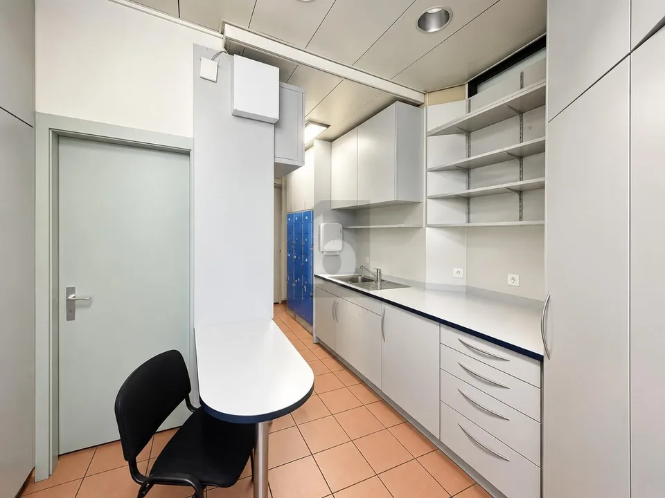 IDEAL LOCATION, SPACIOUS AND BRIGHT – photo 5 of 6