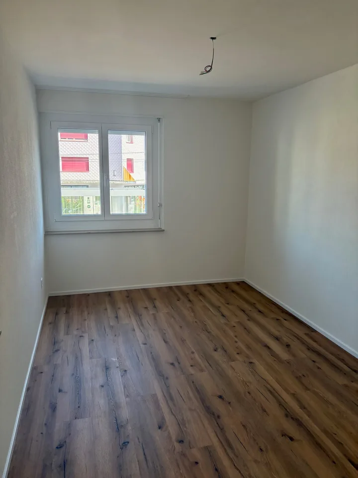 Première location d'un appartement de 3,5 pièces totalement rénové dans un emplacement central à Dietikon – photo 5 sur 14