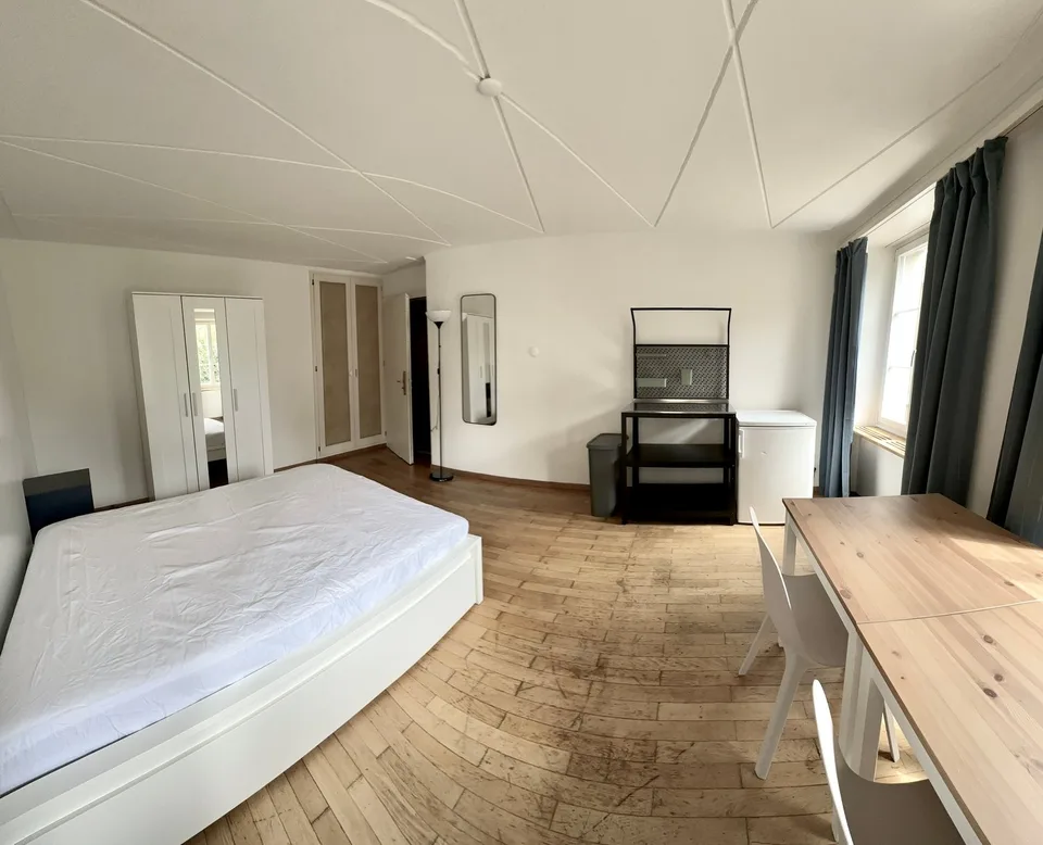 Grosszügiges und modern möbliertes Zimmer – Foto 3 von 5