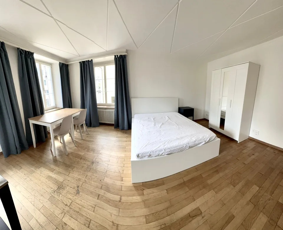 Grosszügiges und modern möbliertes Zimmer – Foto 2 von 5