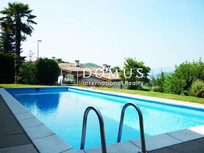 Dachwohnung im Grünen mit Swimmingpool – Foto 1 von 12