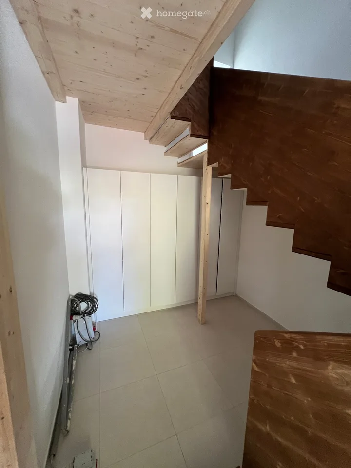 Neu renovierte 1.5-Zimmer-Dachwohnung in charmantem Bauernhaus im Grünen – Foto 3 von 16