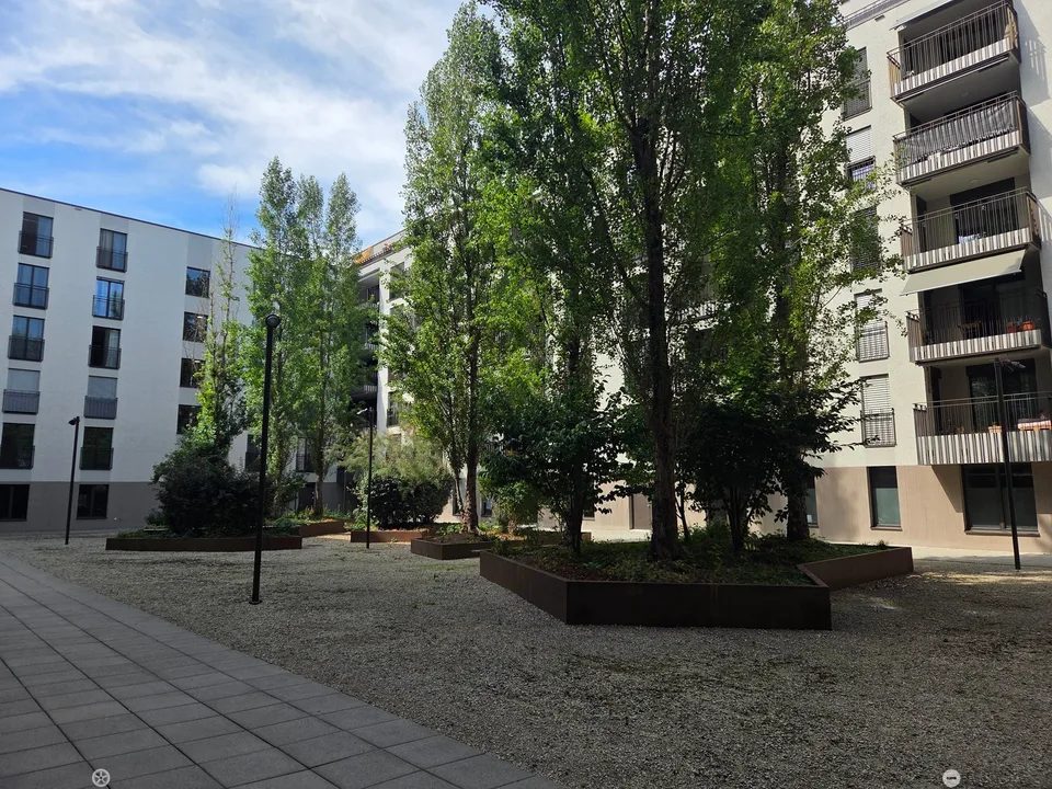 Moderne 2.5-Zimmer-Wohnung mit Stadtblick im 6. Stock in Biel – Foto 2 von 14
