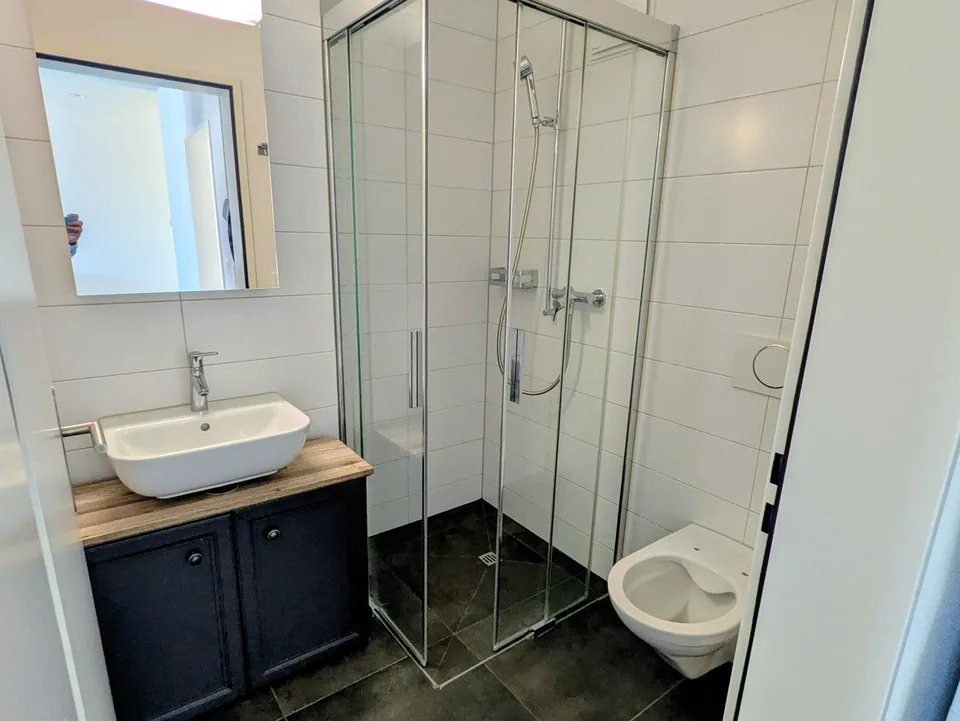 Moderne 2.5-Zimmer-Wohnung mit Stadtblick im 6. Stock in Biel – Foto 9 von 14