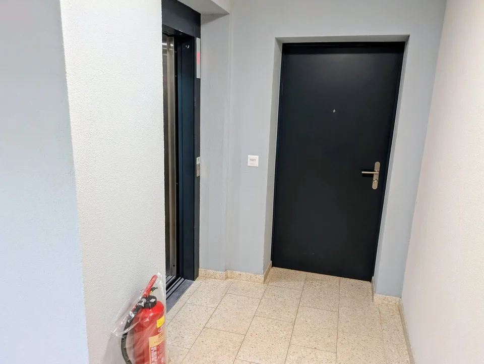 Moderne 2.5-Zimmer-Wohnung mit Stadtblick im 6. Stock in Biel – Foto 12 von 14