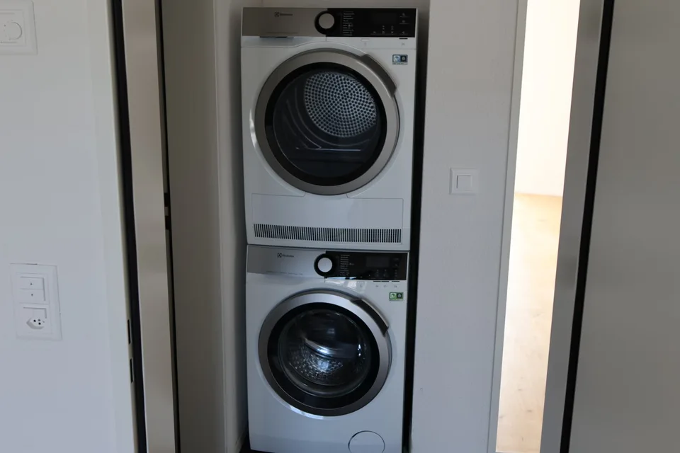 Moderne 2.5-Zimmer-Wohnung mit Stadtblick im 6. Stock in Biel – Foto 13 von 14