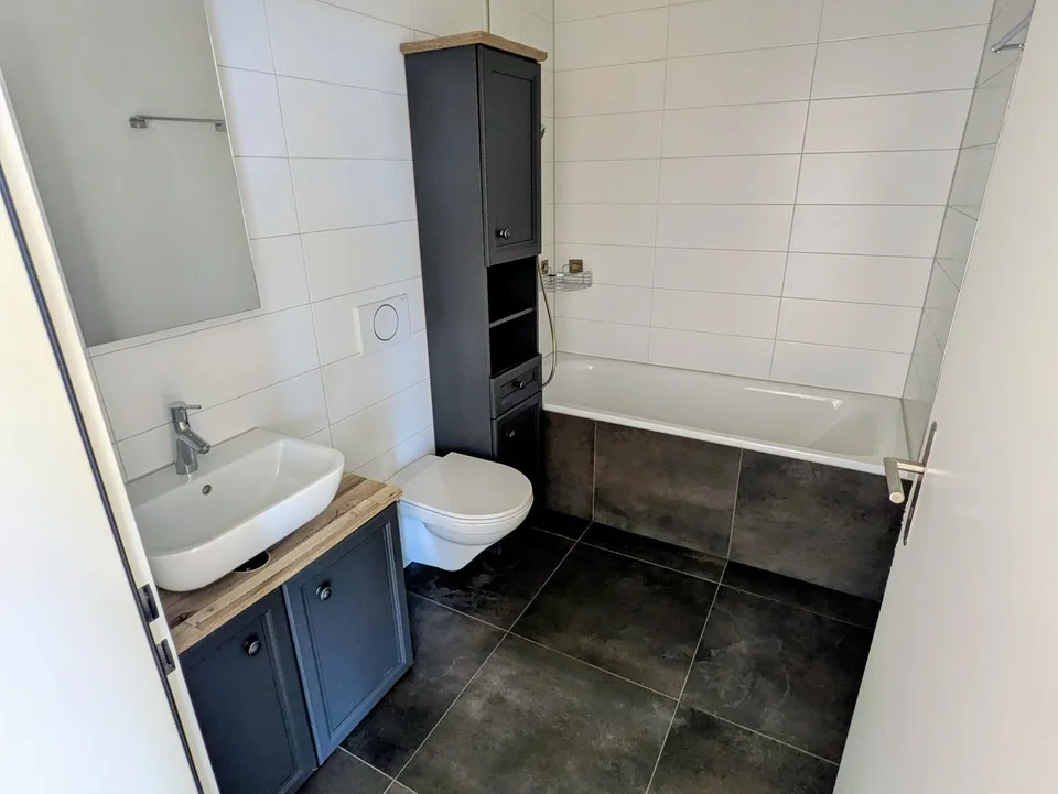 Moderne 2.5-Zimmer-Wohnung mit Stadtblick im 6. Stock in Biel – Foto 8 von 14