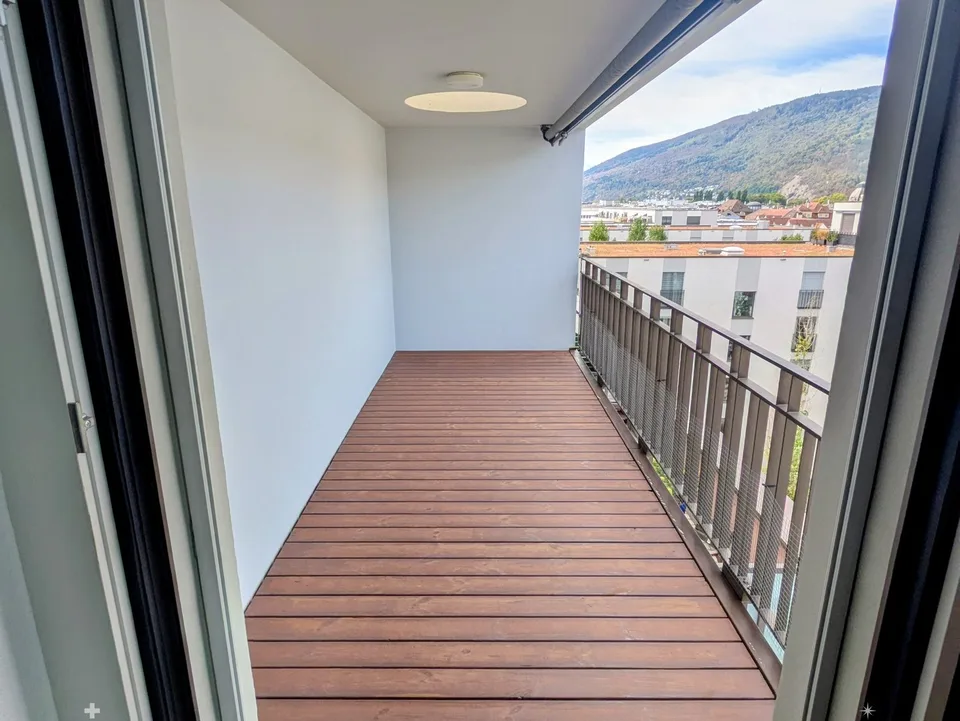 Moderne 2.5-Zimmer-Wohnung mit Stadtblick im 6. Stock in Biel – Foto 3 von 14