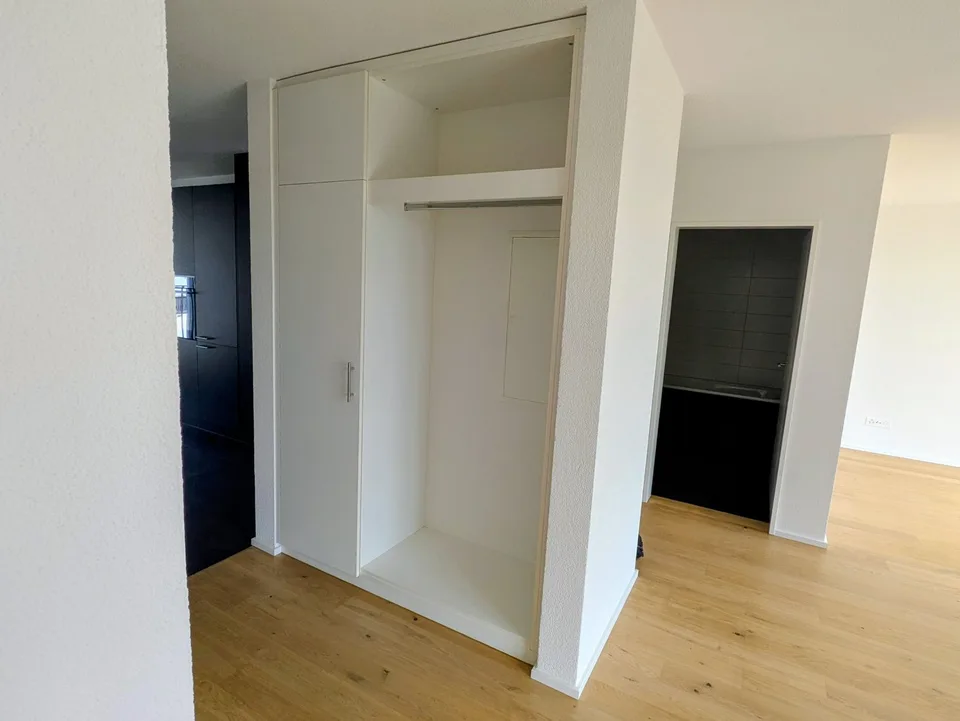 Moderne 2.5-Zimmer-Wohnung mit Stadtblick im 6. Stock in Biel – Foto 11 von 14