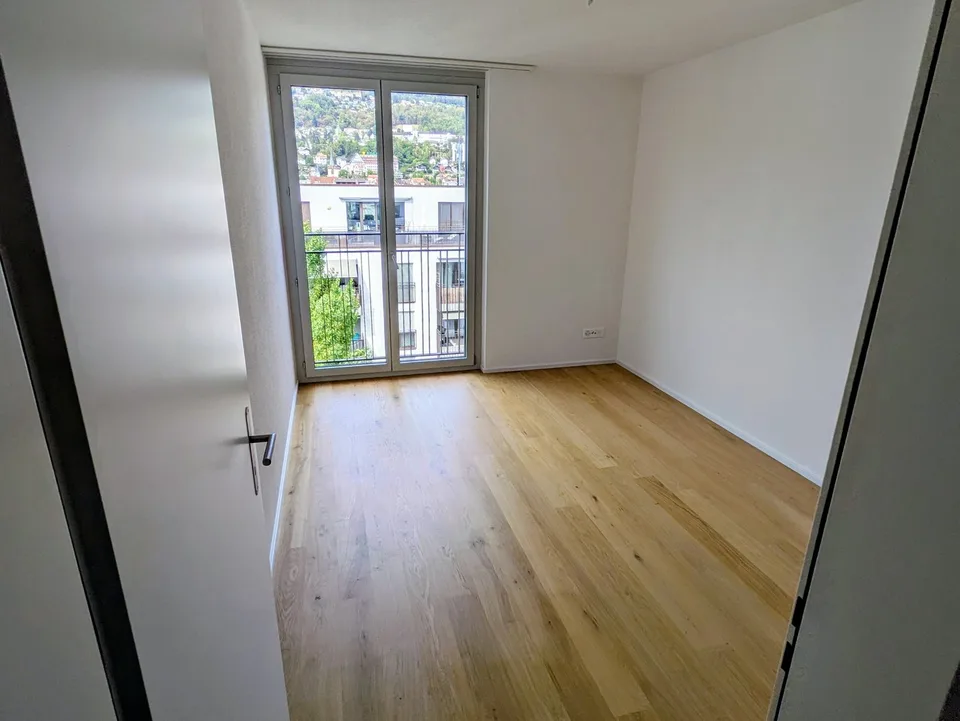 Moderne 2.5-Zimmer-Wohnung mit Stadtblick im 6. Stock in Biel – Foto 10 von 14