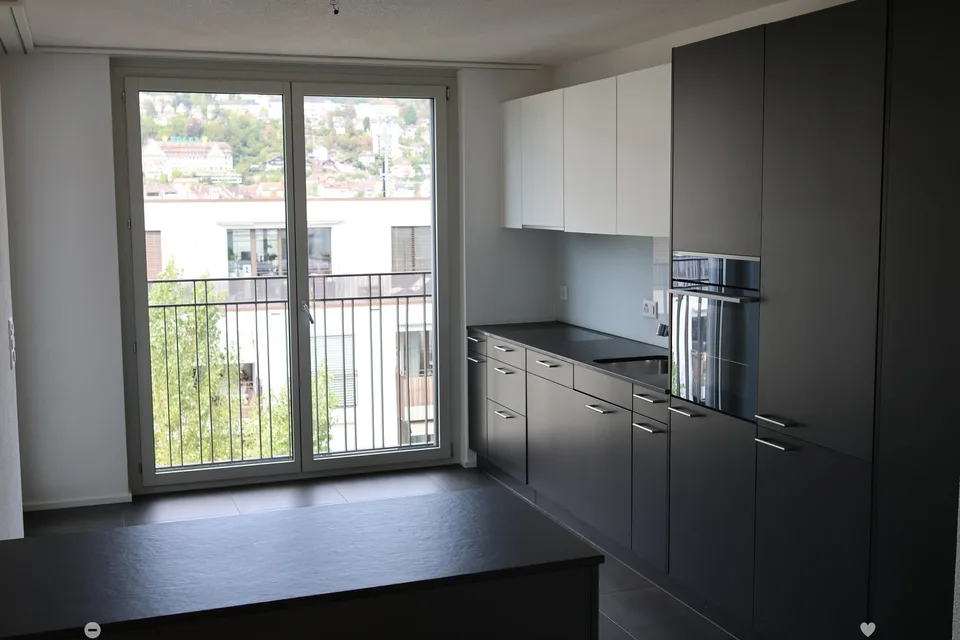 Moderne 2.5-Zimmer-Wohnung mit Stadtblick im 6. Stock in Biel – Foto 7 von 14