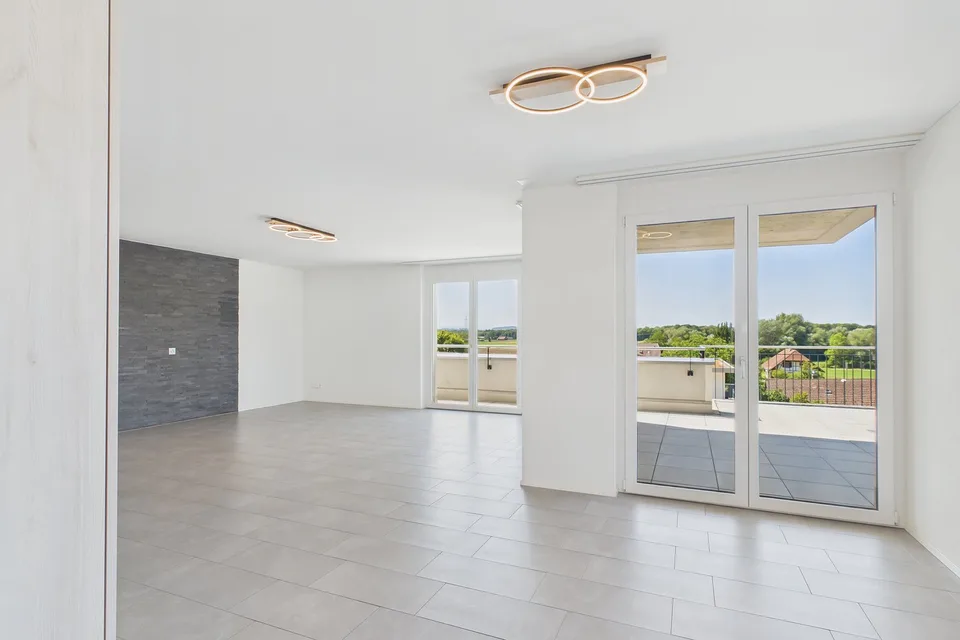 Appartement moderne 4 pièces en attique dans un immeuble neuf à Gampelen – photo 2 sur 12
