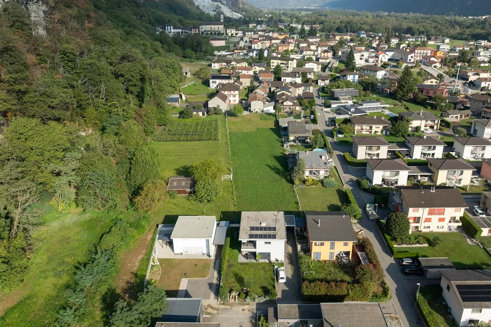 Terrain plat avec un grand potentiel de construction – photo 3 sur 5