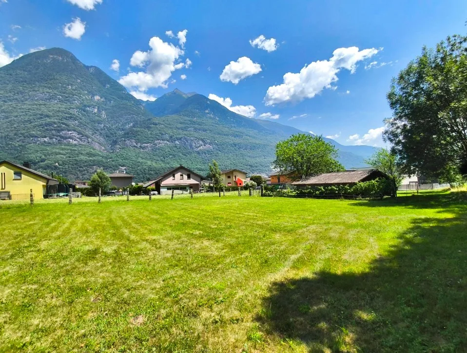 Terrain plat avec un grand potentiel de construction – photo 2 sur 5