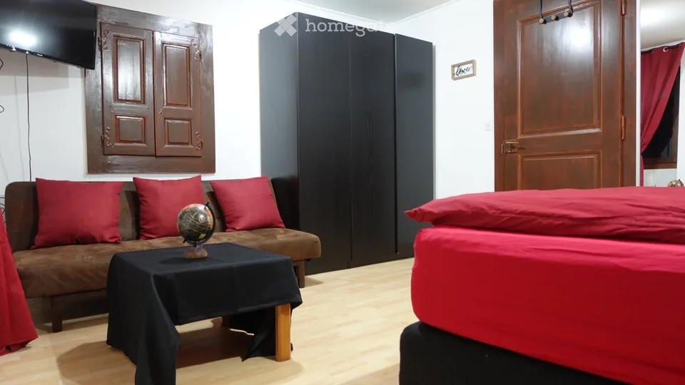 Zimmer mit Möbeln in Wohngemeinschaft in Aigle – Foto 5 von 5