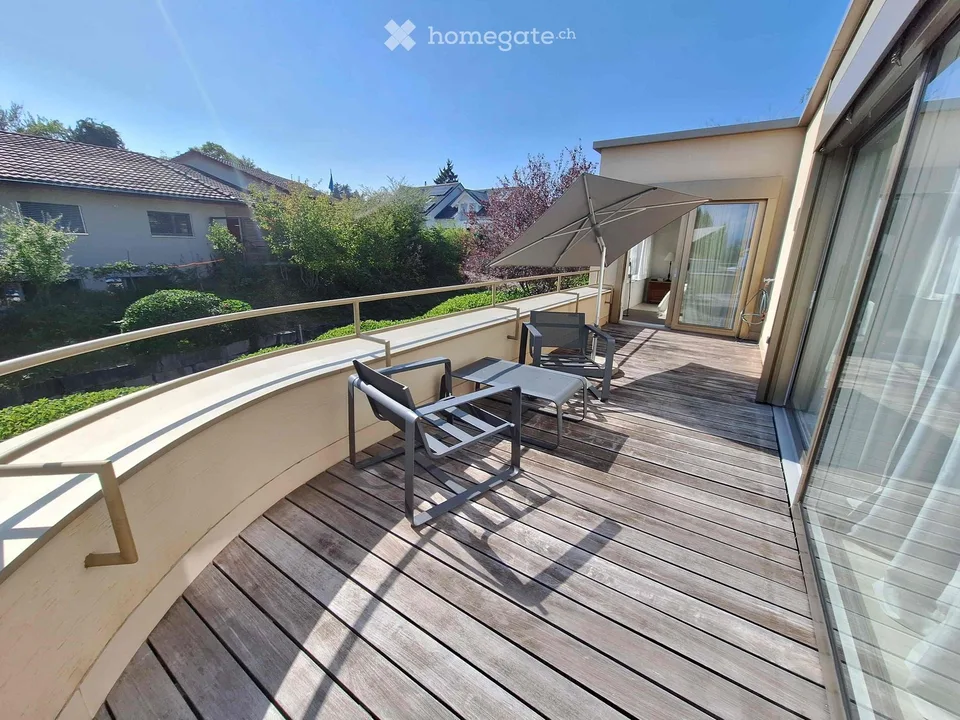 Appartement d'attique exclusif à Forch – Architecture, vue panoramique et intimité – photo 6 sur 21