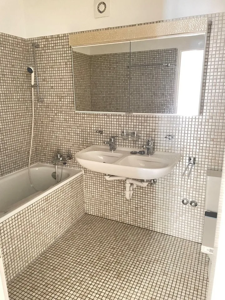 Nous offrons un appartement rénové dans le centre de Wollishofen. – photo 10 sur 12