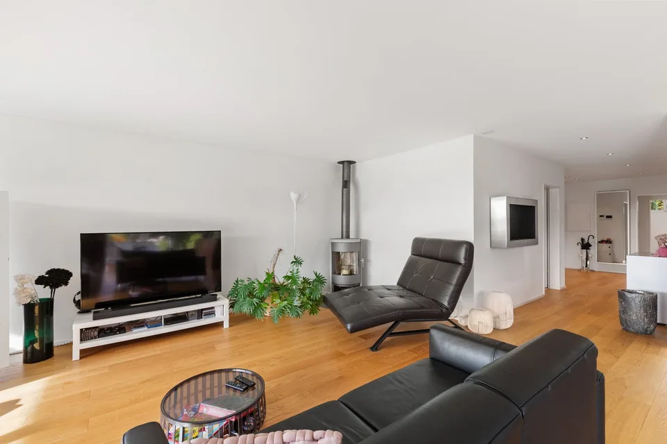 Appartamento esclusivo di 4,5 locali con giardino, molto spazio, verde, luce e privacy – foto 5 di 26