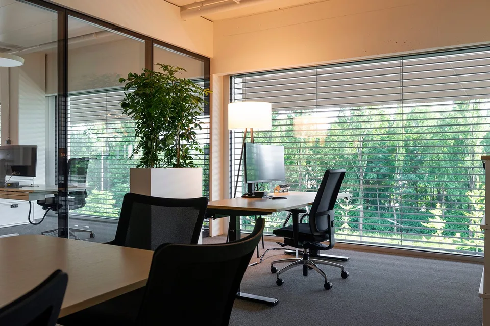 Espace de bureau prêt à être occupé avec aménagement locataire de haute qualité et deux terrasses – photo 3 sur 8