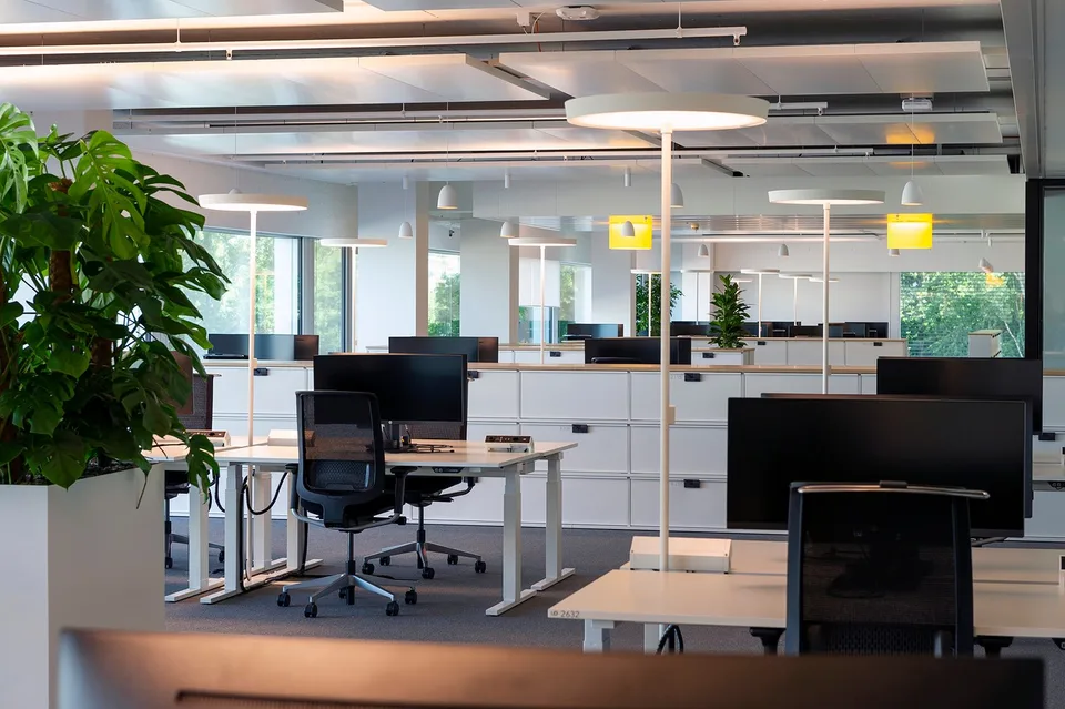Espace de bureau prêt à être occupé avec aménagement locataire de haute qualité et deux terrasses – photo 4 sur 8